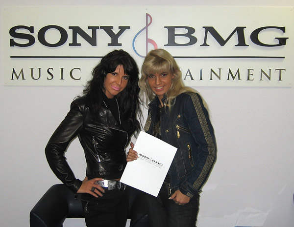 Компания Sony BMG начала свое сотрудничество с группой Moving Heroes