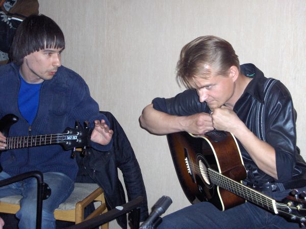 Басист группы Дмитрий Черный предупредил, что большинство новых песен они с вокалистом Иваном Барановым создали на стихи Владимира Маяковского