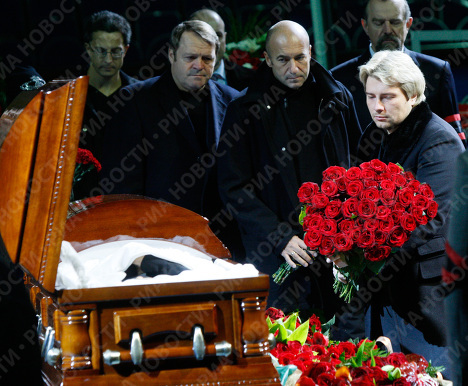 Игорь Крутой и Николай Басков на похоронах Калмановича