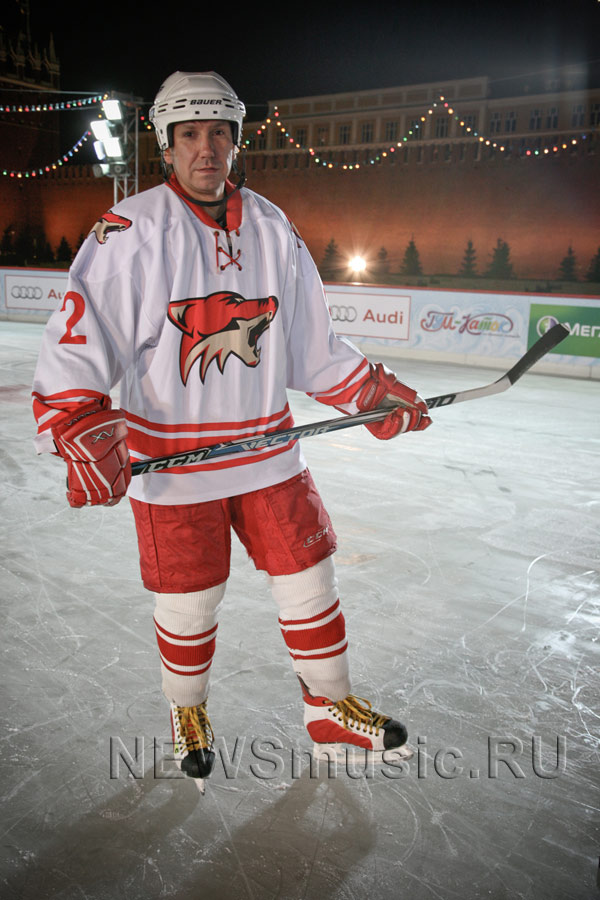 Сергей Кристовский, как бывший хоккеист, не расставался с клюшкой и шайбой