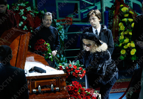 Алла Пугачева и Николай Басков на похоронах Калмановича